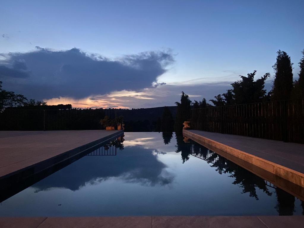 a reflection of the sky in the water at sunset at Casa Rural Torre del Homenaje in Belmonte