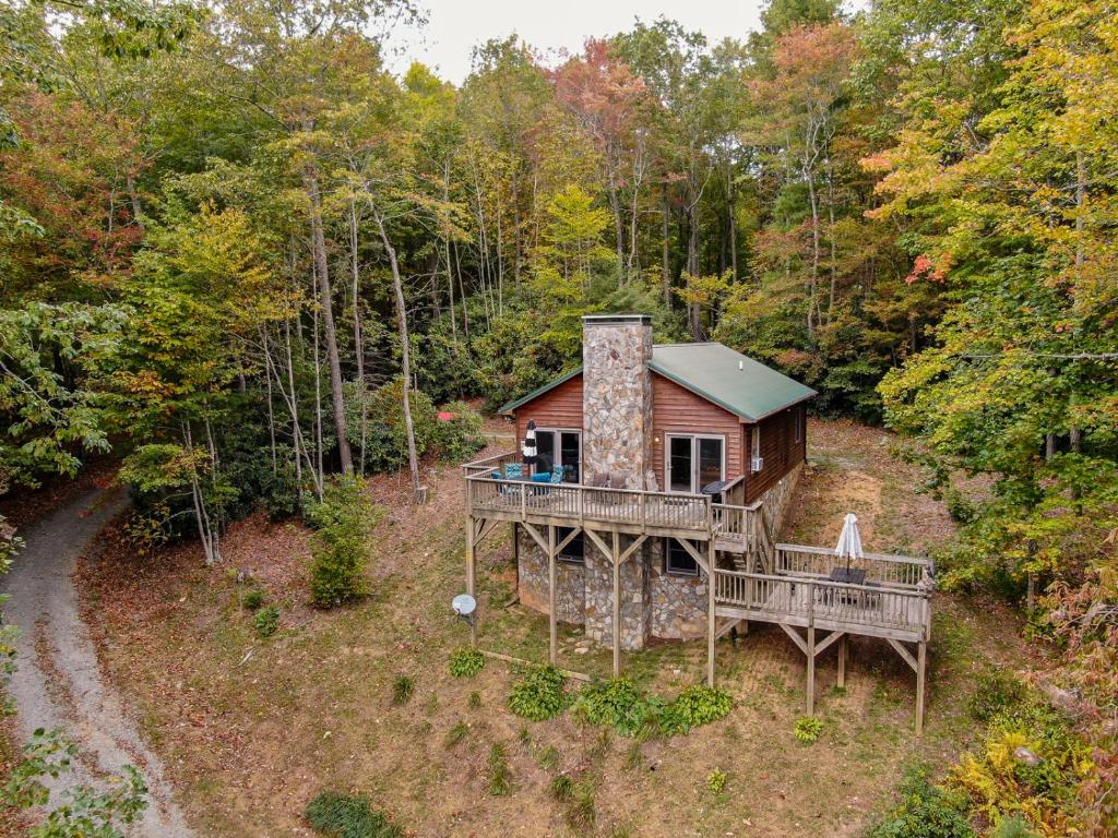 una vista aérea de una cabaña en el bosque en Songbird Cabin, en Vilas