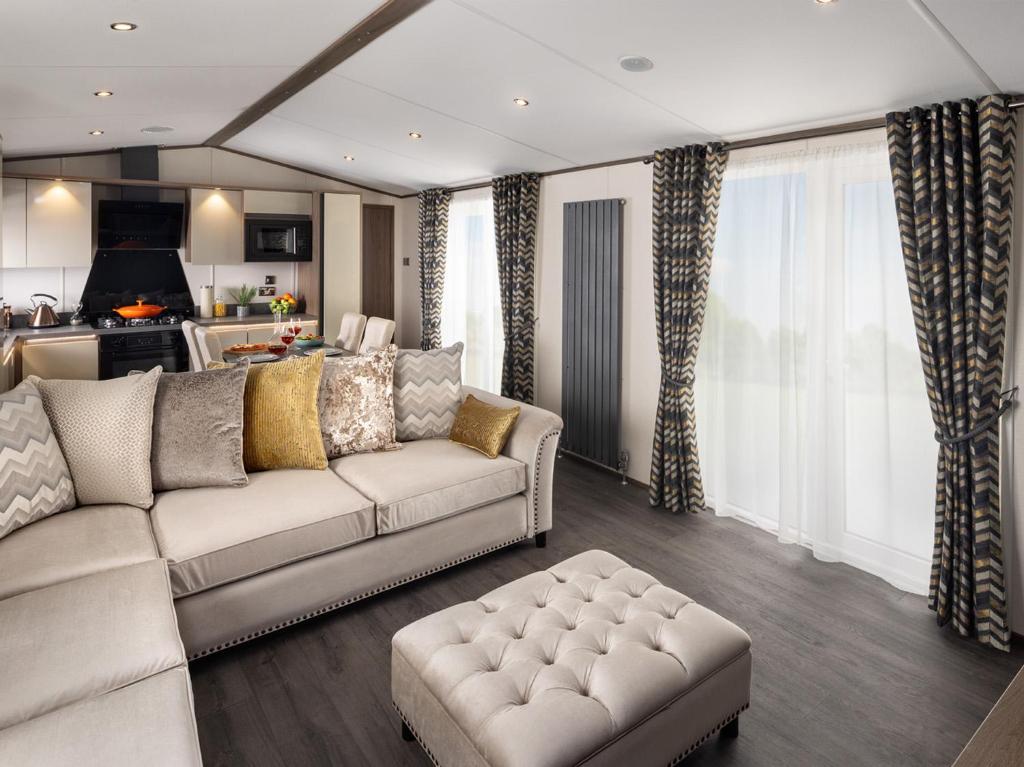 a living room with a couch and a kitchen at Beachwood 21 in Camber