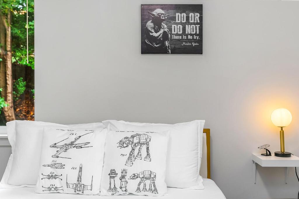 - un lit avec un oreiller blanc et un dessin dans l'établissement Yoda's Swamp Suite, à Seattle