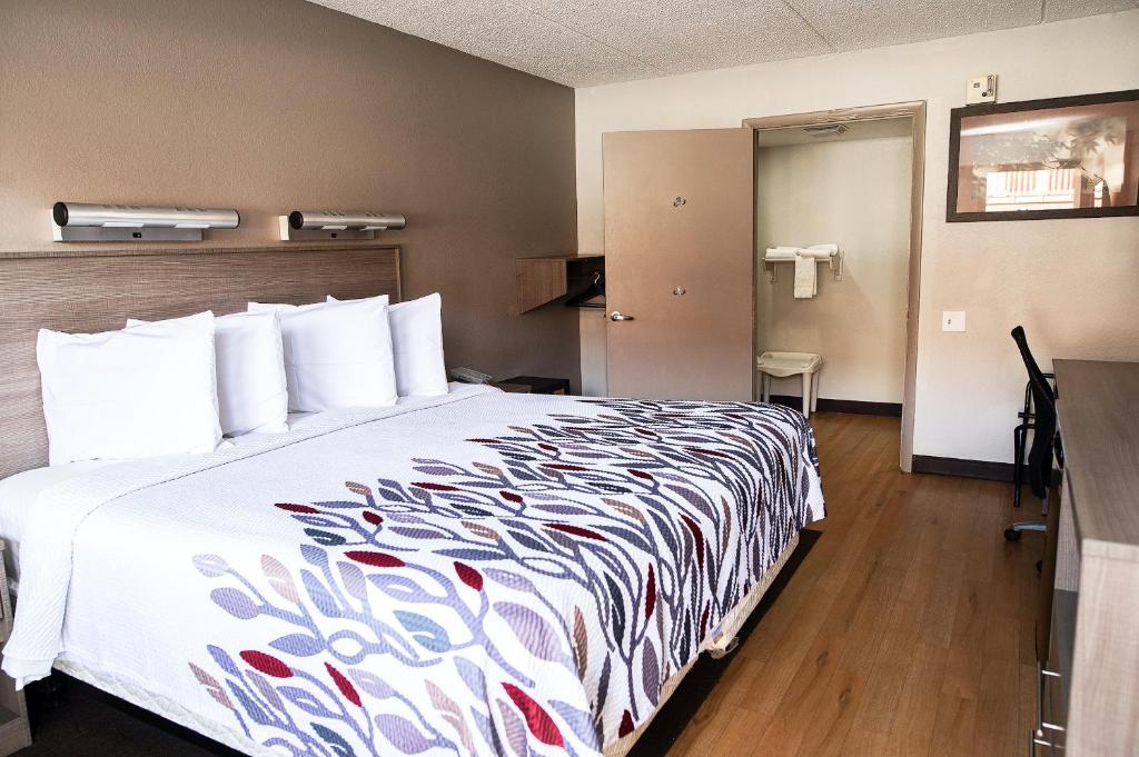 Postel nebo postele na pokoji v ubytování Red Roof Inn Rochester - Henrietta