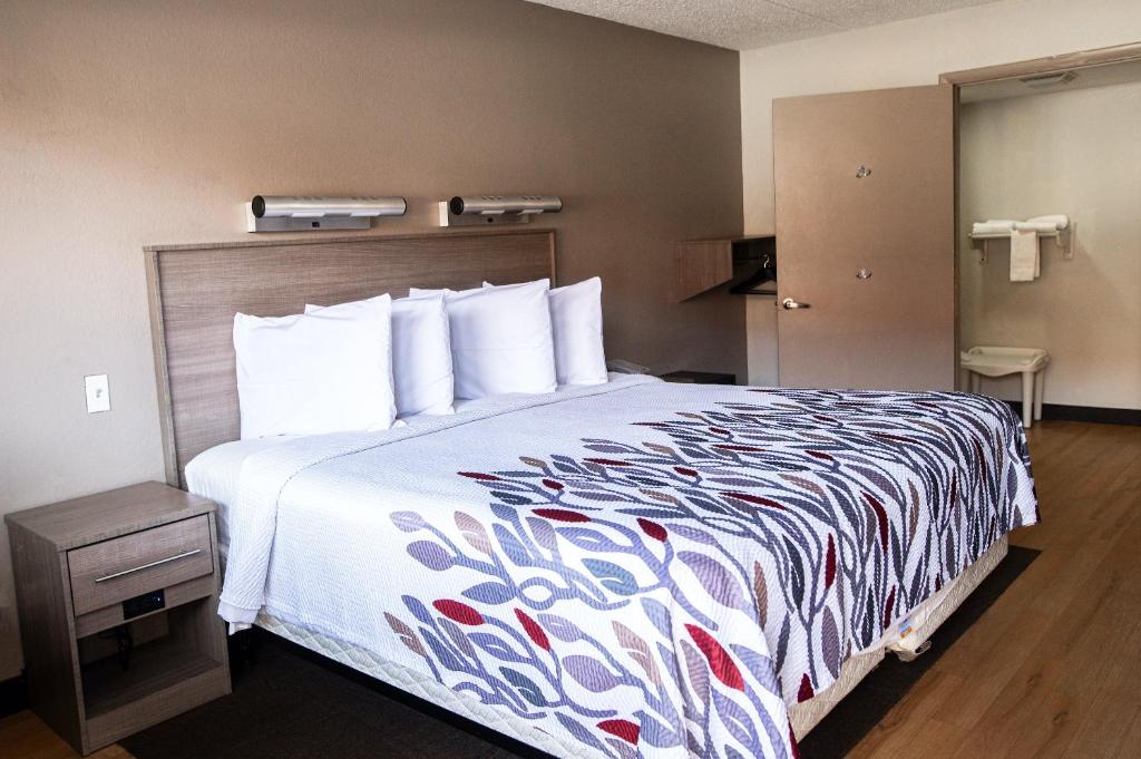 Postel nebo postele na pokoji v ubytování Red Roof Inn Rochester - Henrietta