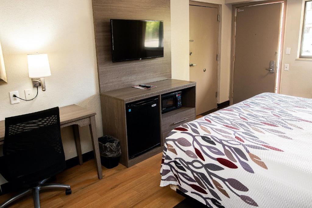 TV a/nebo společenská místnost v ubytování Red Roof Inn Rochester - Henrietta
