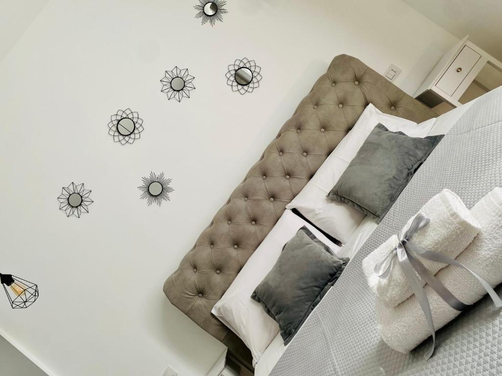 łóżko w pokoju ze ścianą z czaszkami w obiekcie B&B Palermo Pirri w mieście Palermo