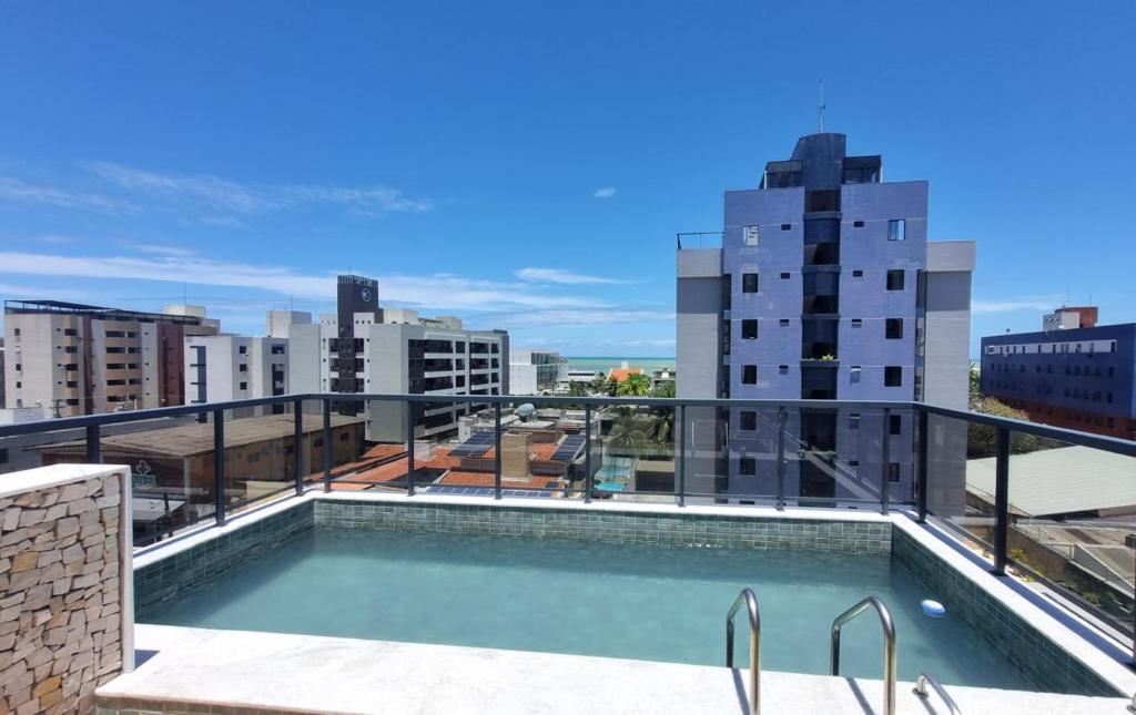 uma piscina no telhado de um edifício em Apto completo com 2 quartos à 3 minutos do Caribessa em João Pessoa