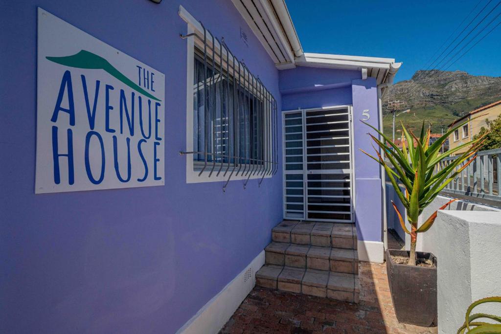 une maison violette avec un panneau indiquant la maison de l'avenue dans l'établissement The Avenue House, au Cap