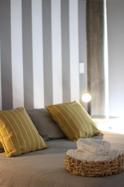 ein Bett mit zwei Handtüchern und einem Korb darauf in der Unterkunft Las Marias 21 in San Salvador de Jujuy