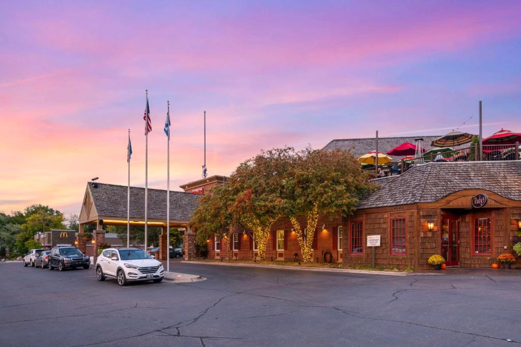 White Bear LakeにあるBest Western Plus White Bear Country Innの駐車場車の入った建物