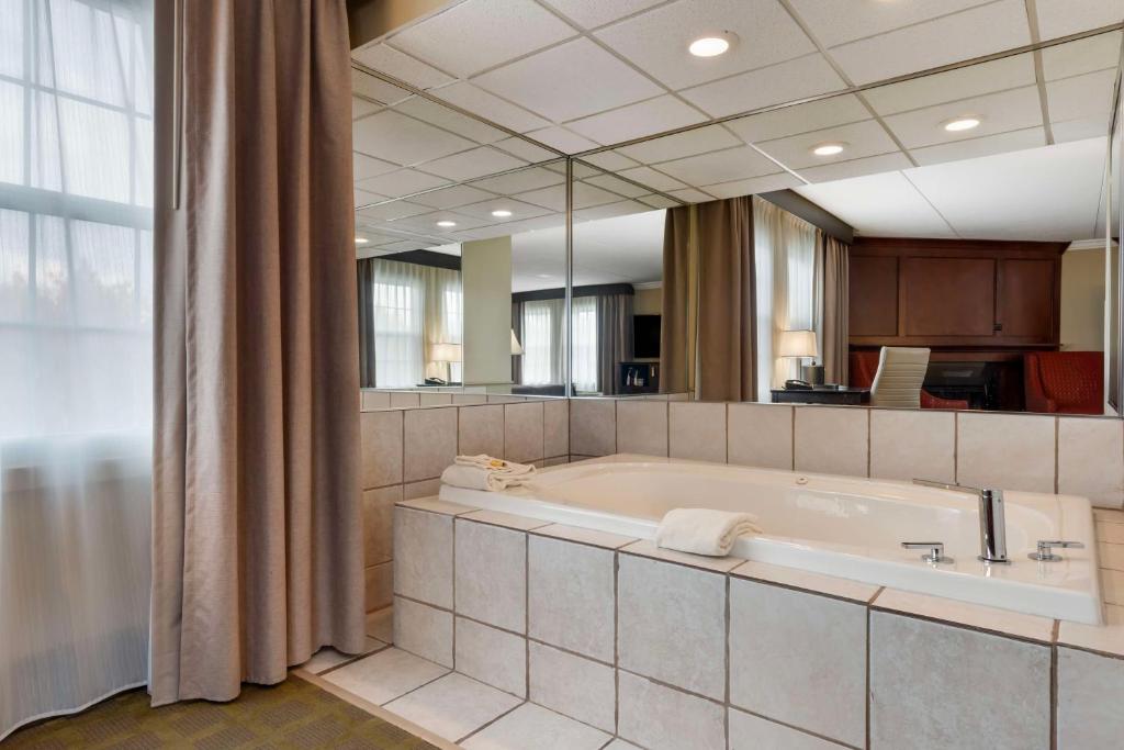 Best Western Plus White Bear Country Inn - King Suite With Whirlpool And Sofa Bed - Fireplace