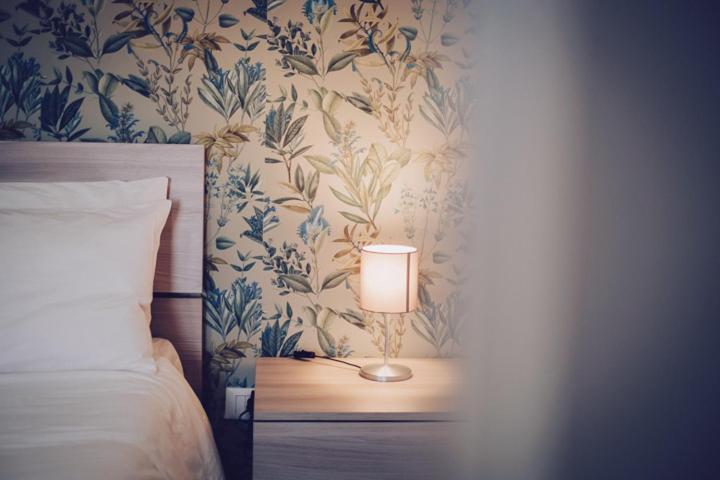 eine Lampe auf einem Nachttisch neben einem Bett in der Unterkunft Arco delle Monache in Monterotondo