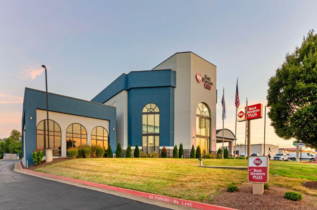 a building with a do not enter sign in front of it at Best Western Plus Harrisonburg in Harrisonburg