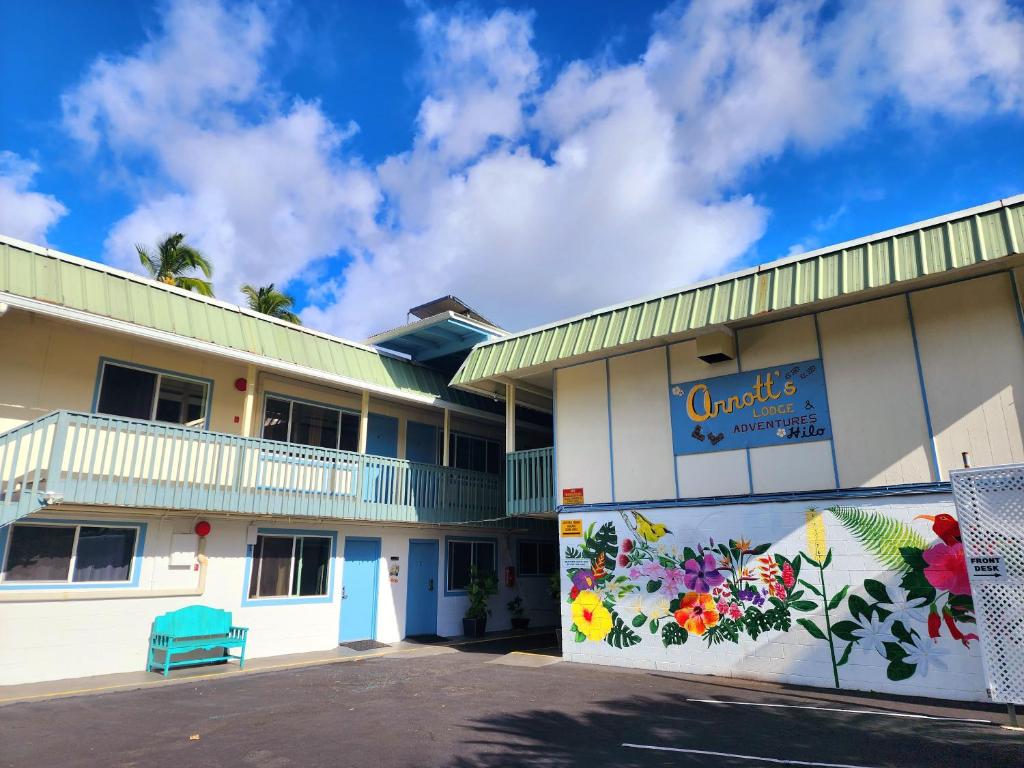 a building with a mural on the side of it at Arnott's Lodge & Hiking Adventures in Hilo