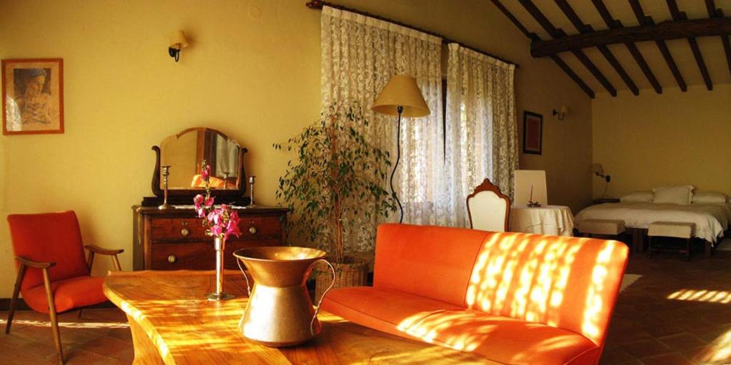 sala de estar con sofá y mesa en Casa Rural Las Fuentes de Ágata, en Acebo