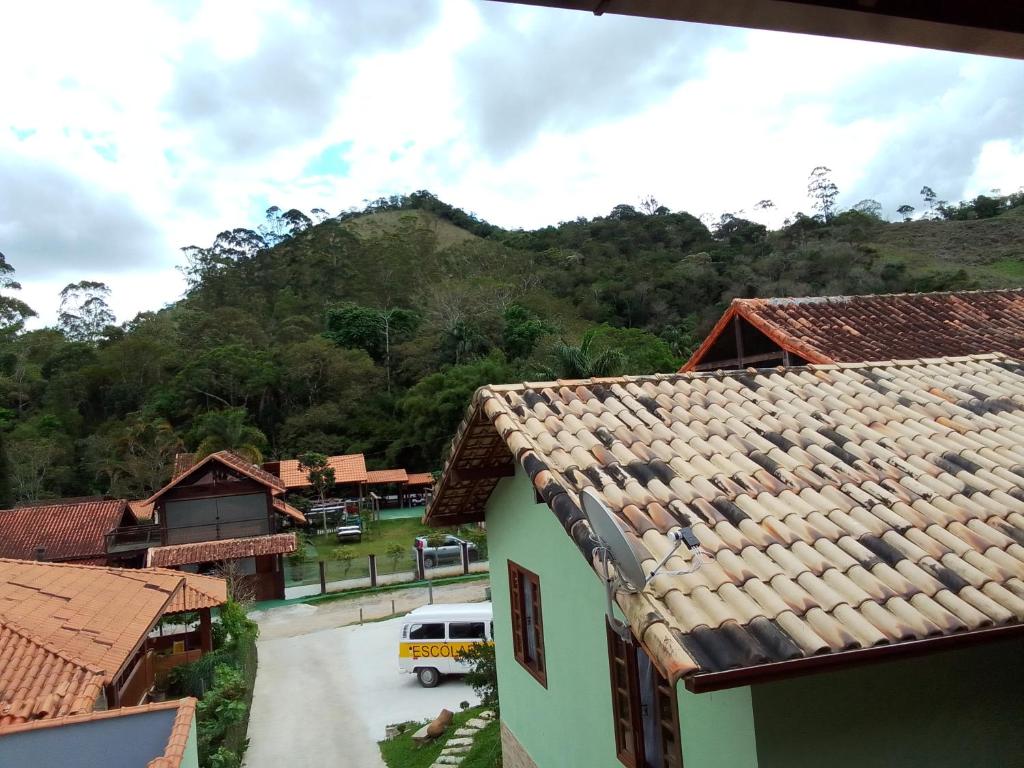 uitzicht op een dorp met een berg op de achtergrond bij Hospedagem Frez in Nova Friburgo