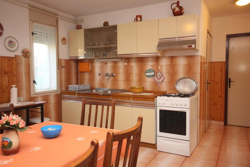 Kuchyň nebo kuchyňský kout v ubytování Apartments with a parking space Fazana - 7230