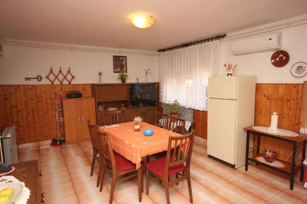 Kuchyň nebo kuchyňský kout v ubytování Apartments with a parking space Fazana - 7230