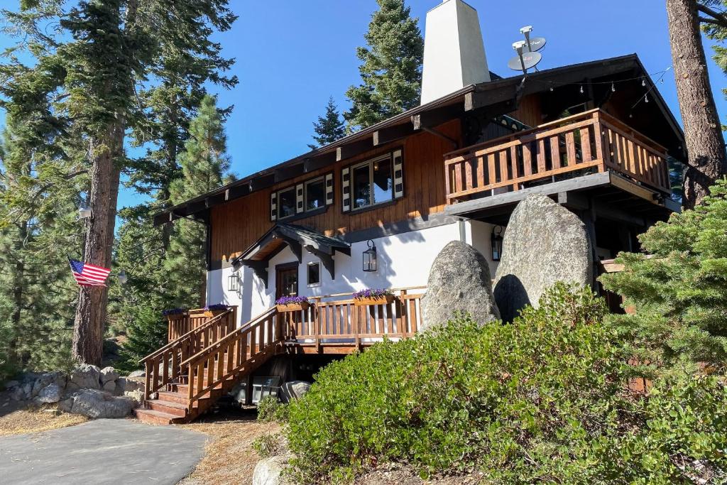 una casa en la cima de algunas rocas grandes en Pine Haven Retreat, en Stateline