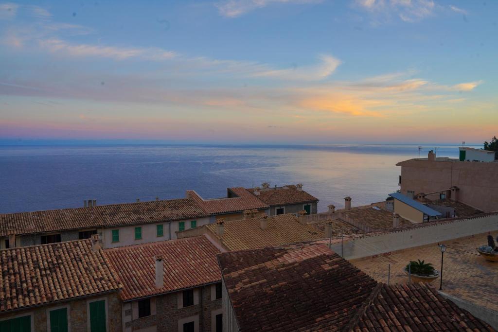 a view of the roofs of buildings and the ocean at Hotel D' Interior Can Colom in Banyalbufar