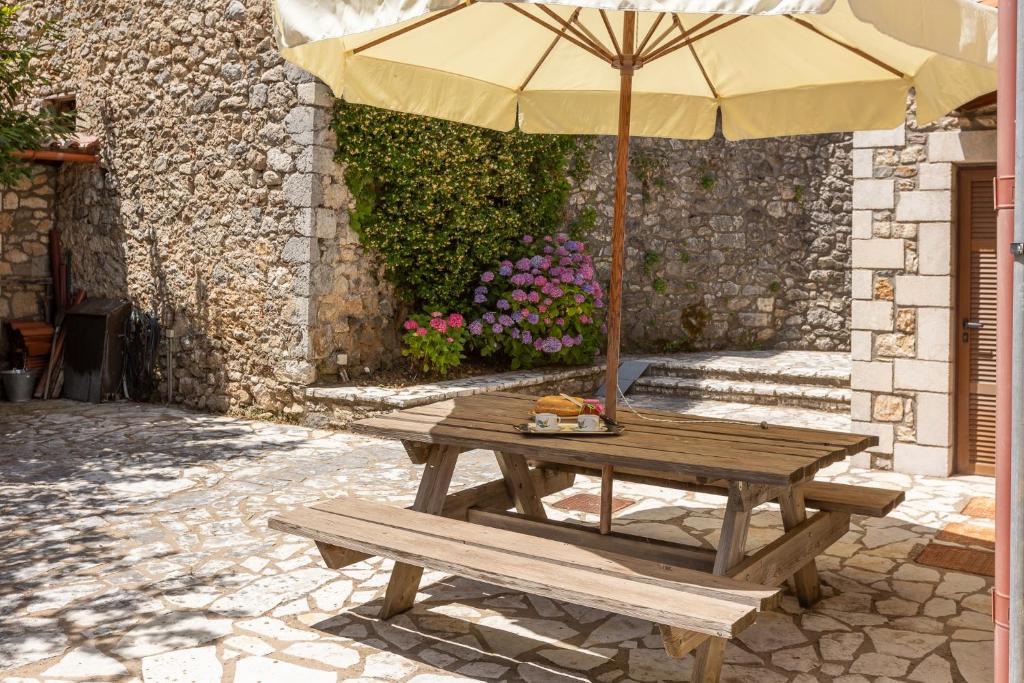 Patio nebo venkovní prostory v ubytování Rustic home in heart of Stemnitsa