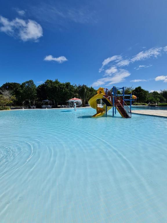 un parque acuático con un tobogán en el agua en ILOA Condomínio Resort BARRA DE SÃO MIGUEL, Quarto em frente a piscina, en Barra de São Miguel