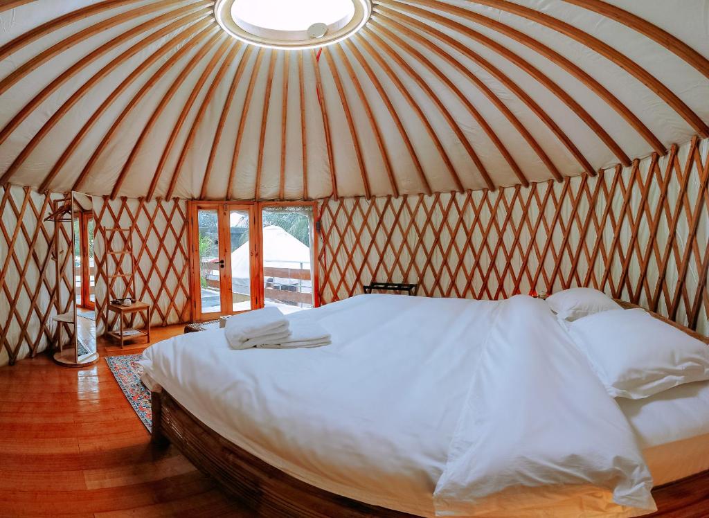 Letto o letti in una camera di Nomad Yurts