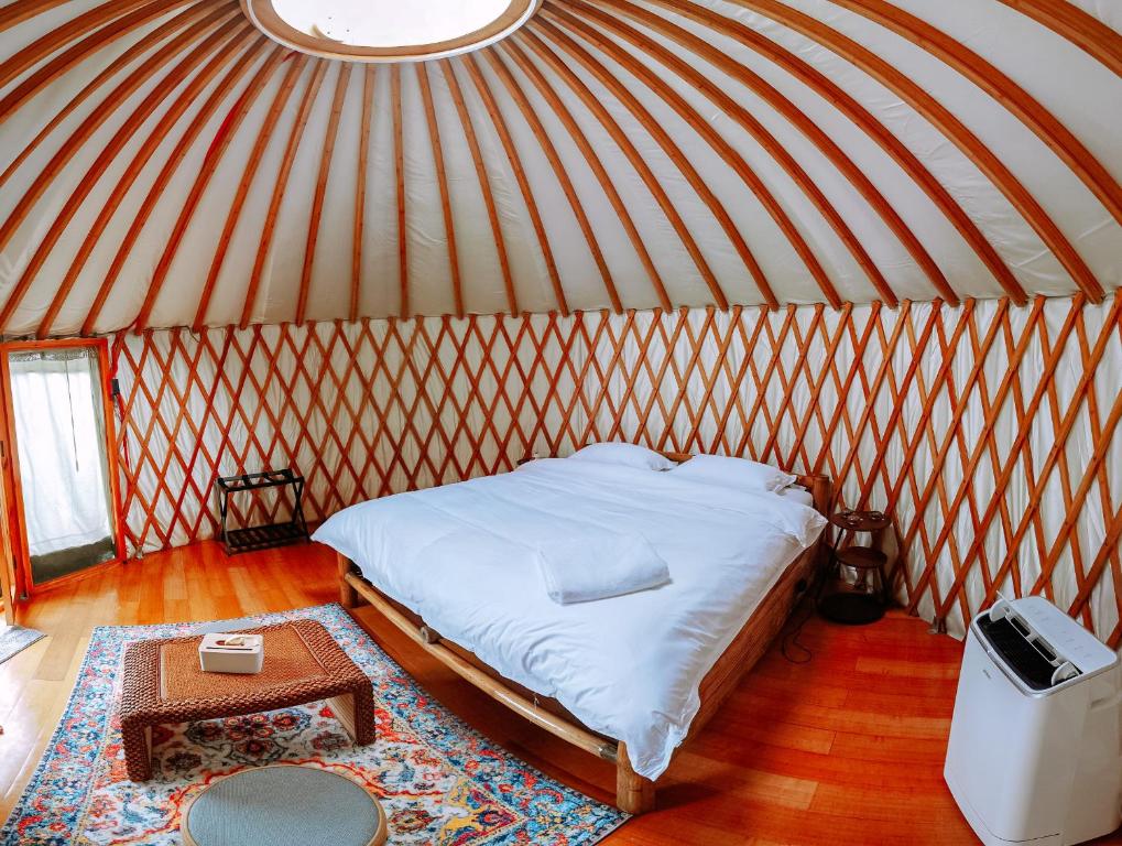 Letto o letti in una camera di Nomad Yurts