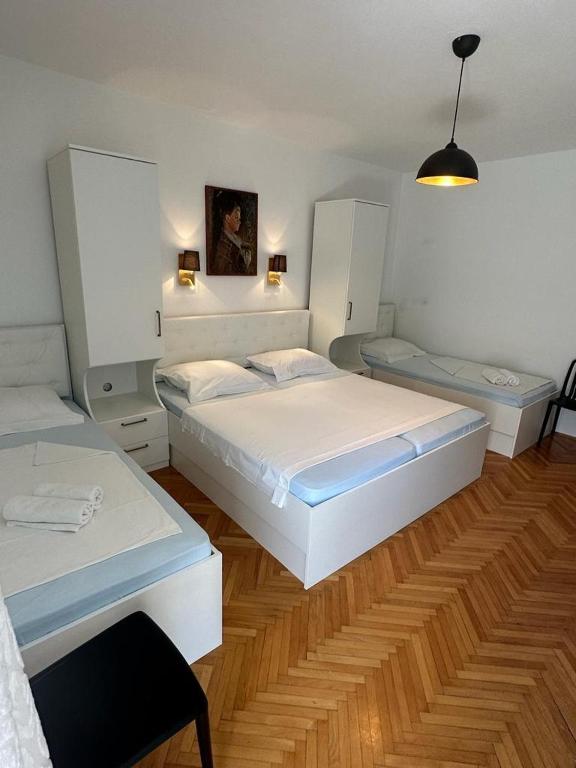Apartments by the sea Duce, Omis - 2992 - Studio With Balcony And Sea View