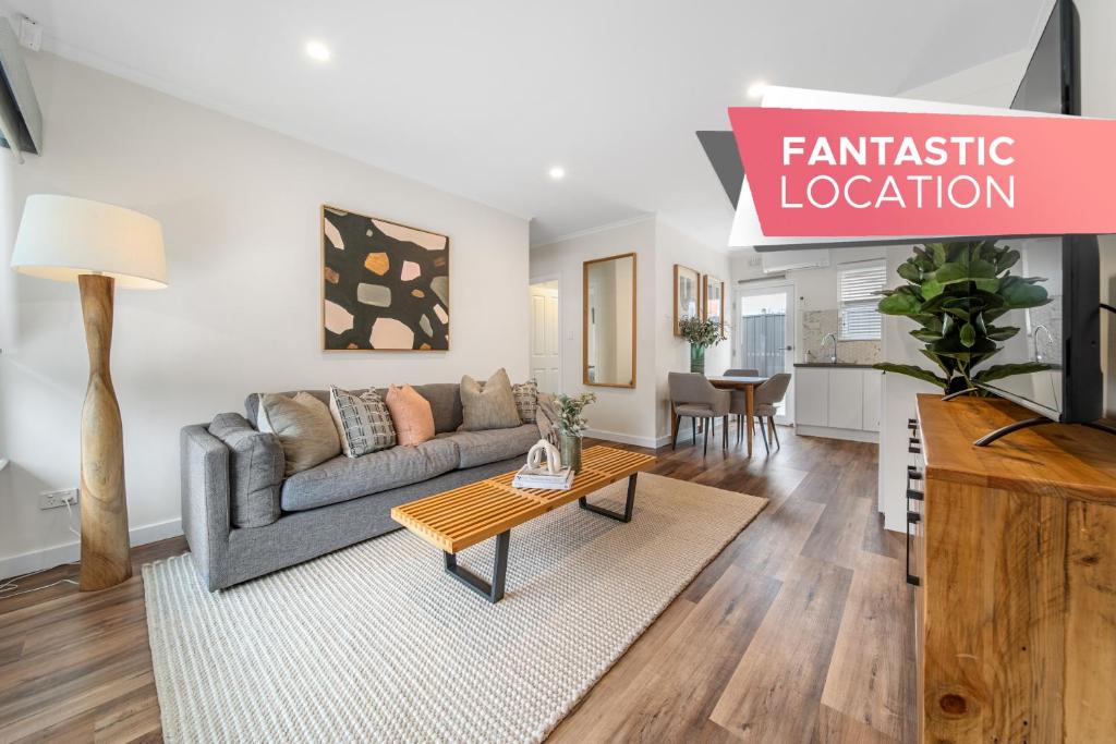 KeswickにあるThe Tea House - Apartment 3のソファとテーブルのあるリビングルーム