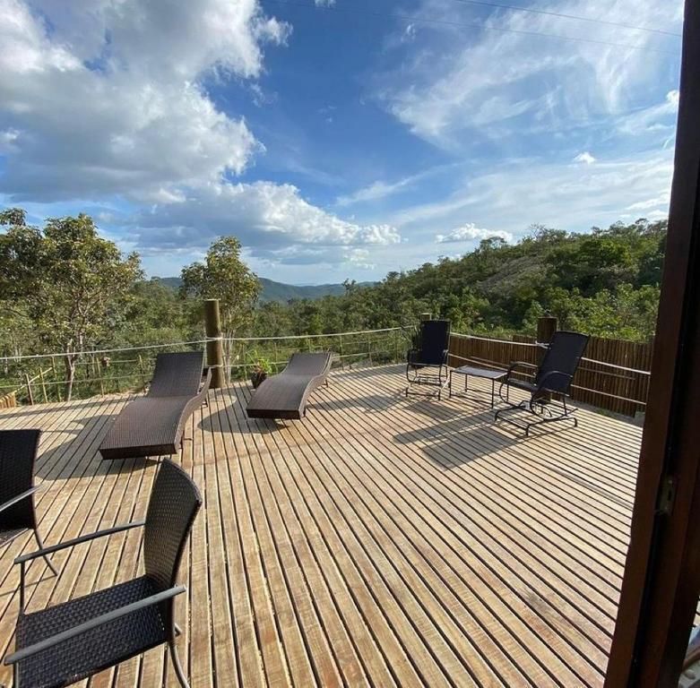 terraza con bancos y sillas en el balcón en Casa Mandala São Jorge, en São Jorge