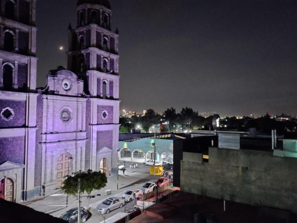 Un gran edificio con una torre de reloj por la noche. en Gran México, en Ciudad de México