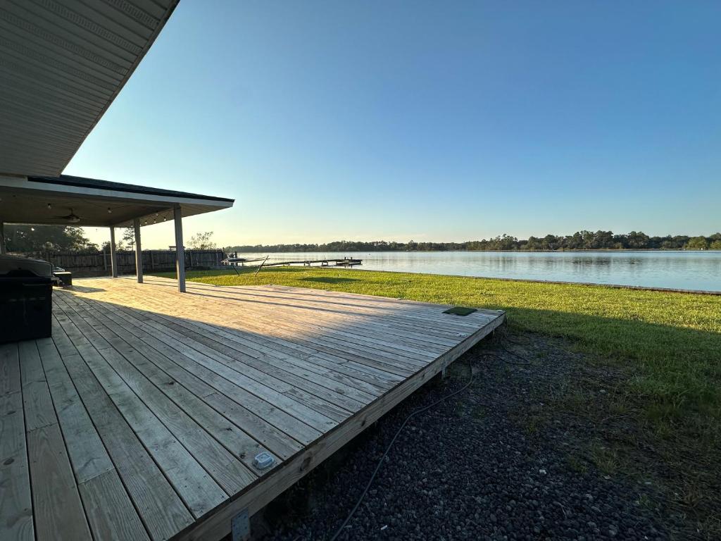 una terraza de madera junto a una masa de agua en Trout River Oasis, en Jacksonville