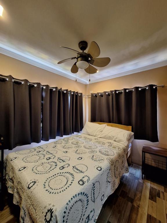 Postel nebo postele na pokoji v ubytování JOE'S CASTLE
