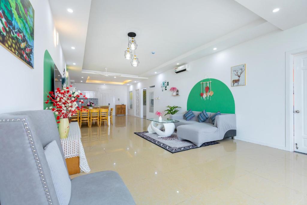 Χώρος καθιστικού στο Căn Hộ "3" OaSky View Xéo Biển 3 Phòng- Oasky Apartment with diagonal sea view