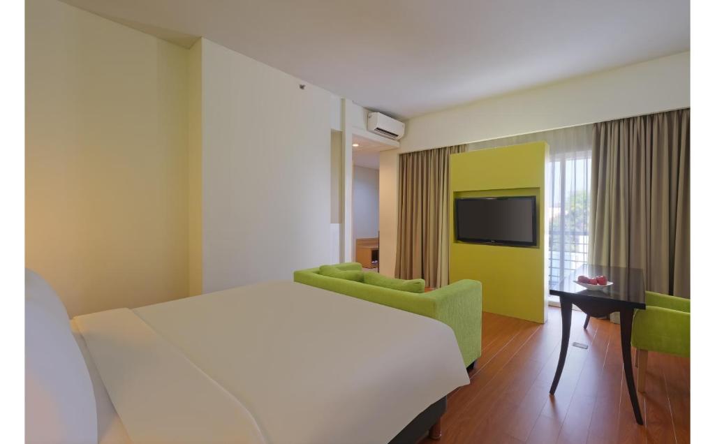 Una televisión o centro de entretenimiento en Quest Hotel Simpang Lima - Semarang by ASTON