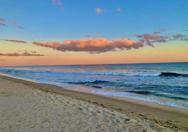una playa con el océano y un cielo nublado en Excelsior Residence, en Cabo San Lucas