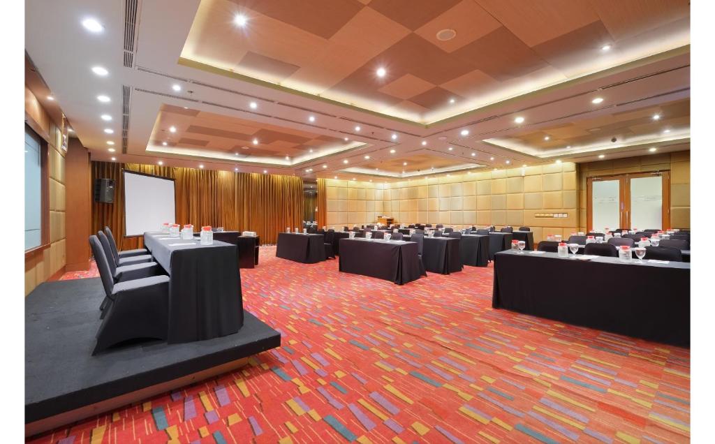 Zona business o sala de conferencias en Quest Hotel Simpang Lima - Semarang by ASTON