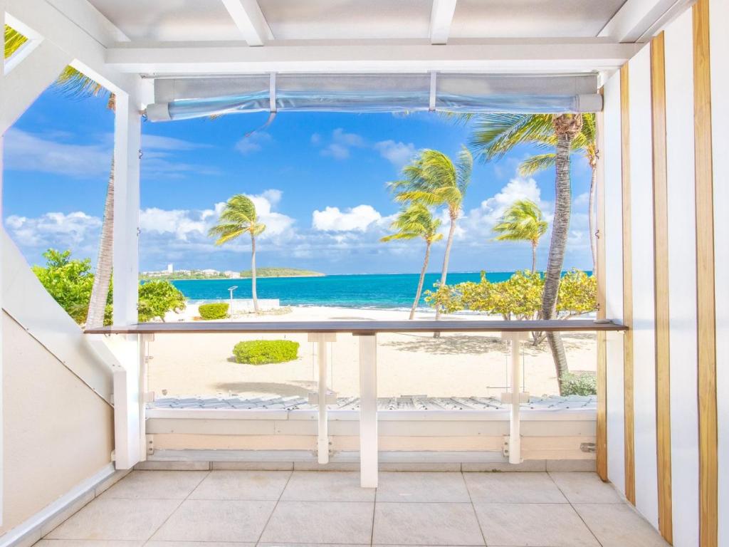 Cette chambre offre une vue sur la plage. dans l'établissement Studio CASA SUN, à Saint-Martin