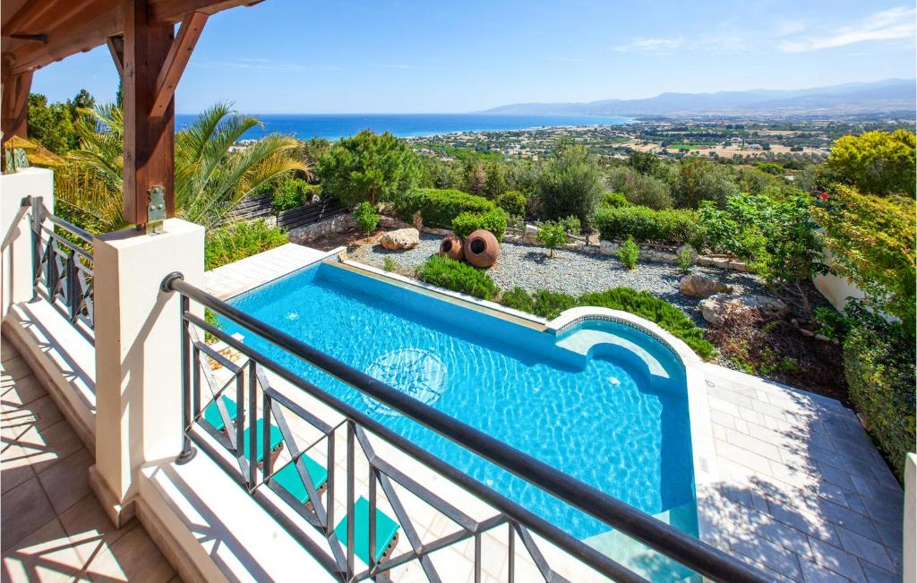 - une piscine sur le balcon d'une villa dans l'établissement Gorgeous Home In Neo Chorio With Wifi, à Neo Chorio