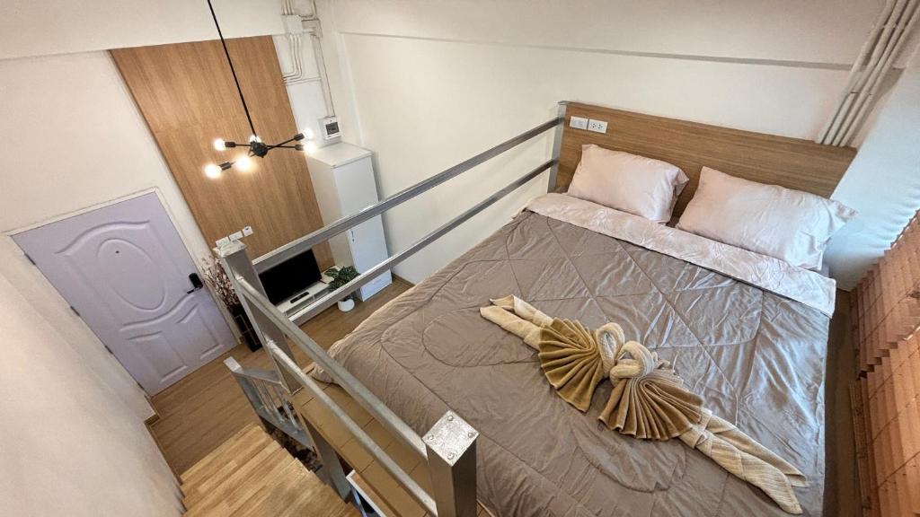 The Loft Living Space في ساموت براكان: غرفة نوم بسرير كبير في غرفة