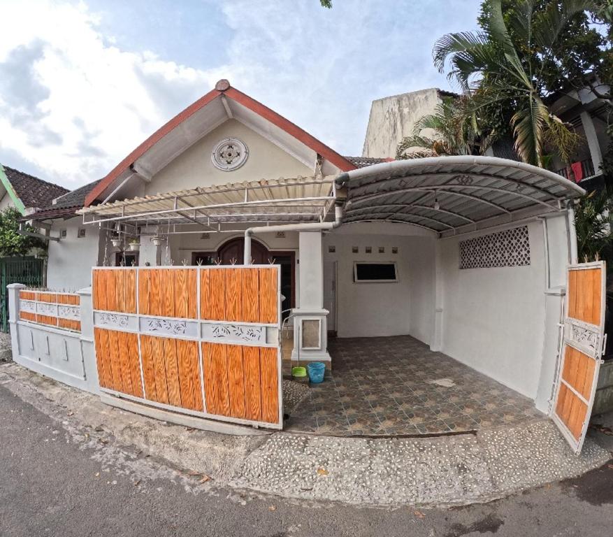 una casa con una puerta delante de ella en Nitikan Stay Homestay Jogja, en Timuran