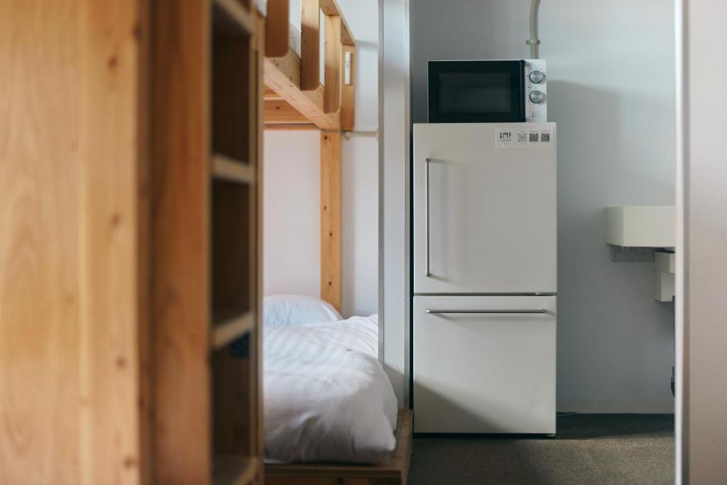 Kuchyň nebo kuchyňský kout v ubytování Common de - Hostel & Bar