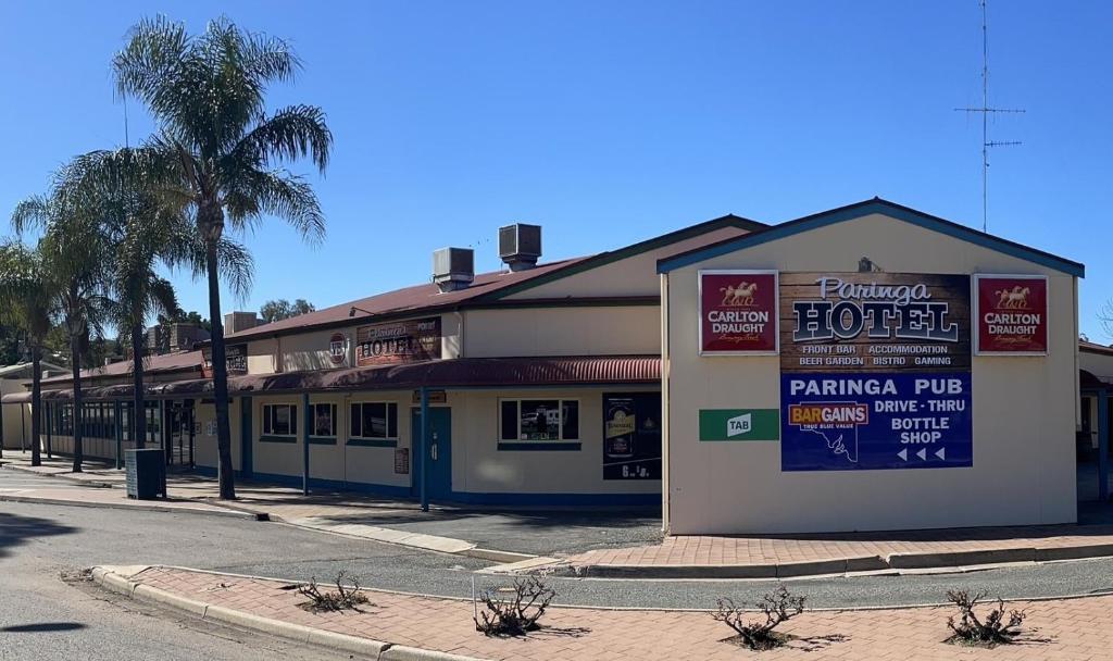 ein Gebäude mit einem Schild an der Straßenseite in der Unterkunft Paringa Hotel Motel in Renmark