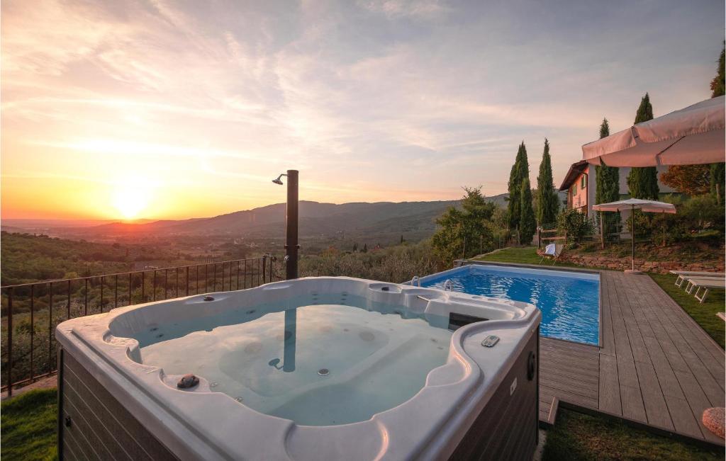 uma banheira de hidromassagem com vista para o pôr-do-sol em Awesome Home In Castiglion Fiorentino With Kitchen em Polvano