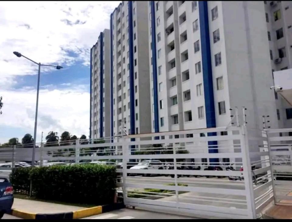 una recinzione bianca di fronte a un grande edificio di Apto 414 a Cúcuta