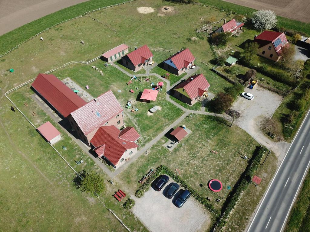 uma vista aérea de uma casa com um quintal em Familienhof Miller 