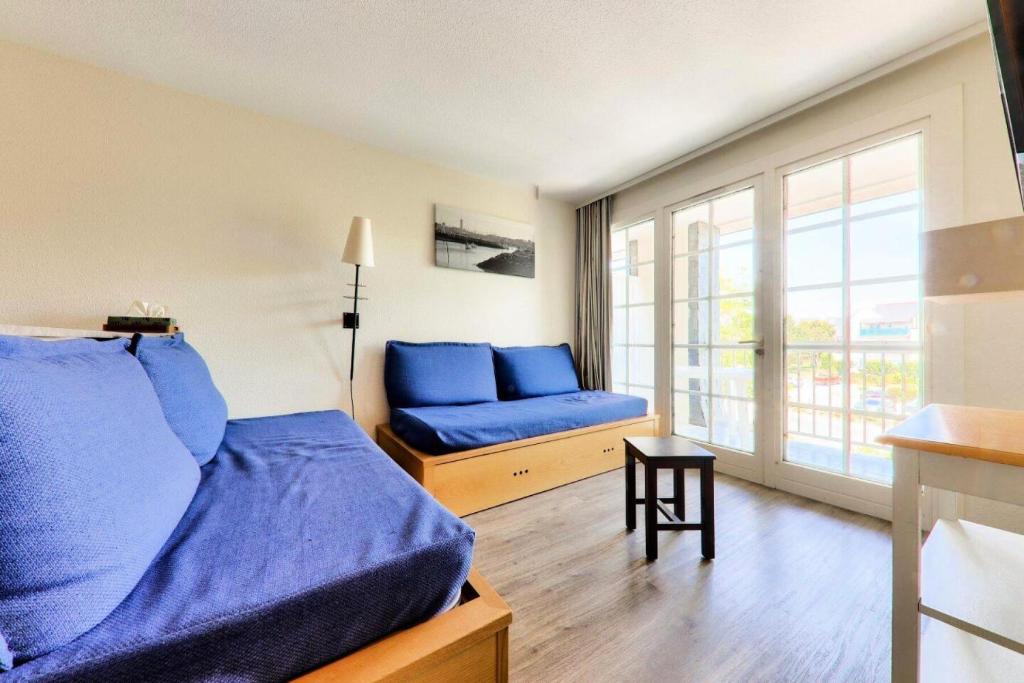 une chambre avec un lit bleu et une fenêtre dans l'établissement Résidence Port du Crouesty - maeva Home - Appartement 2 pièces 4 personnes - Confort MAE-5704, à Arzon