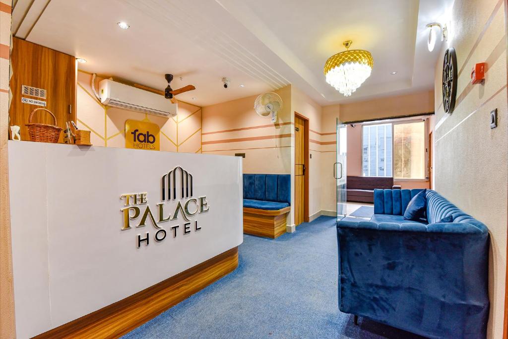 uma sala de espera no hotel Palace com um sofá azul em FabHotel The Palace em Vadodara