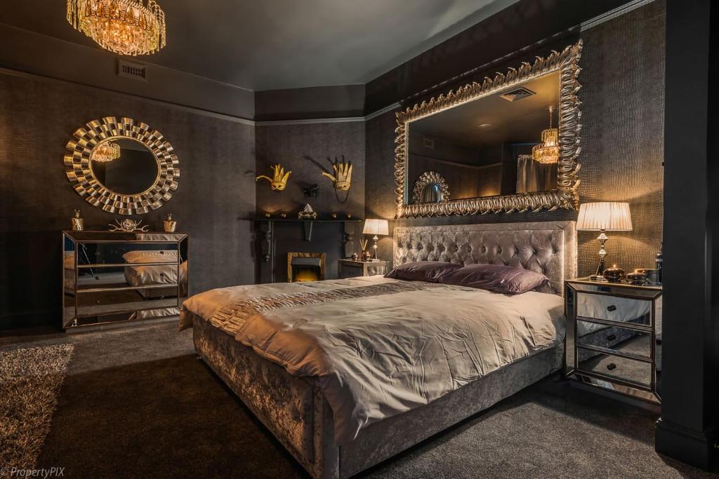- une chambre avec un grand lit et un miroir dans l'établissement Celestial Suite Free Park Thermal Oasis Session, à Hobart