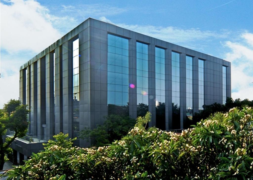 un edificio de cristal alto con muchas ventanas en Fortune Park JP Celestial, Bengaluru - Member ITC's Hotel Group, en Bangalore