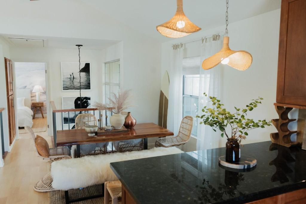uma cozinha e sala de estar com mesa e cadeiras em Dreamy Pb Home - Walk To Bay And Beach em San Diego
